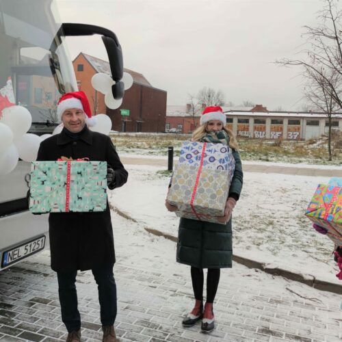 Mikołajkowy autobus zbiera prezenty