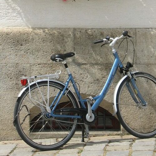 W stanie nietrzeźwości na rowerze? 72-latek przekonał się, że to kosztowne. Policjanci przekonują, że to też niebezpieczne